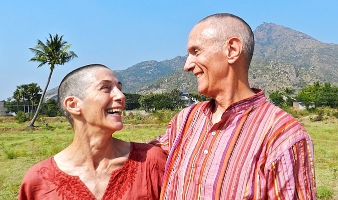 唐和艾莉森，一对快乐的老年夫妇环游世界