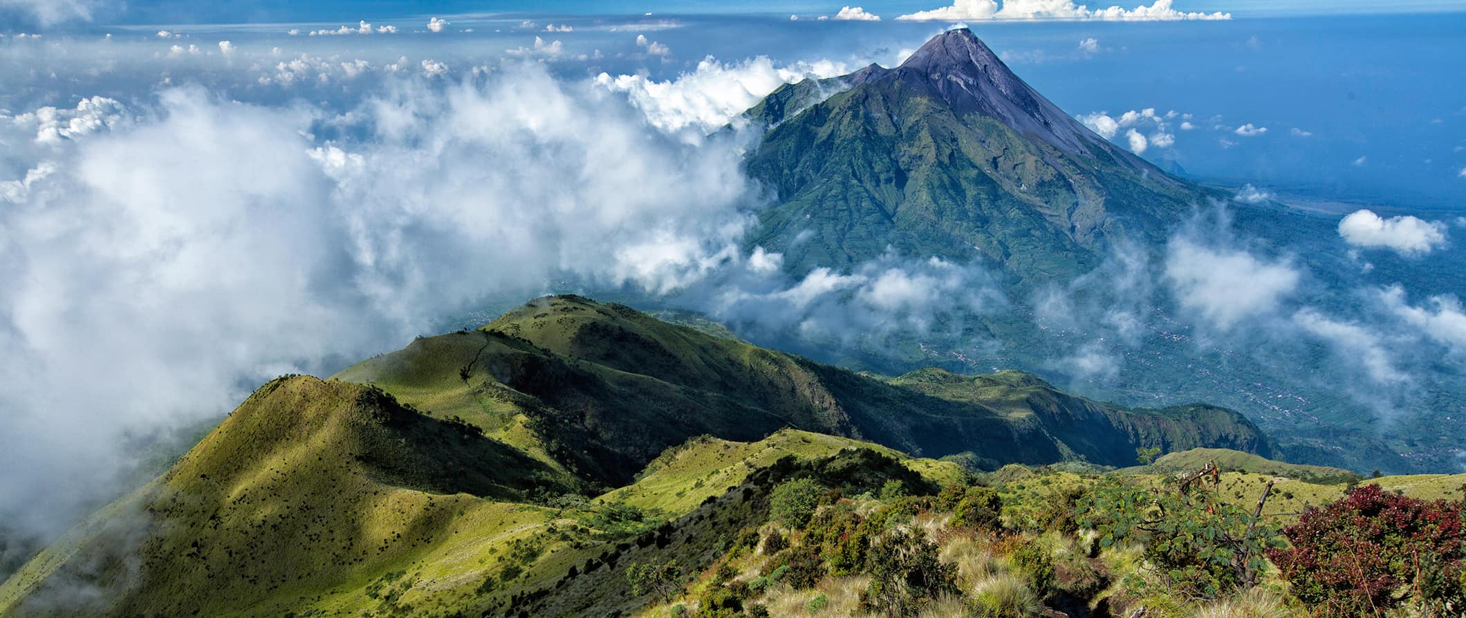 印尼青翠的山脉和火山