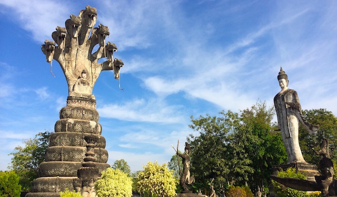 泰国东北部农村地区的一座古老寺庙的详细寺庙立面:Isaan