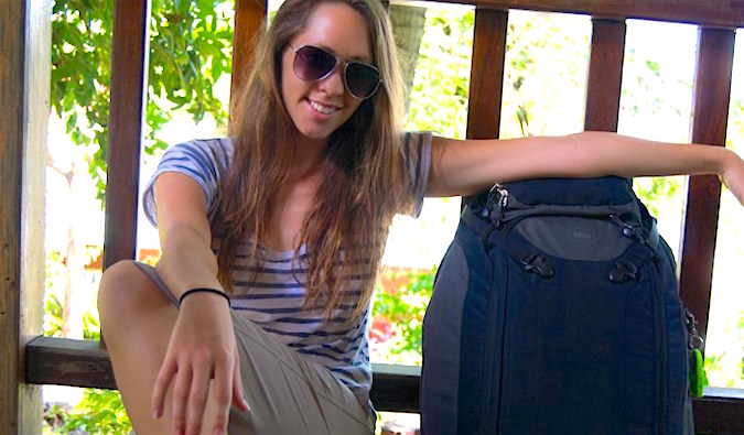 Kristin addis，女性独自旅行专家，带着她收拾好的行李箱