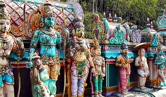 斯里兰卡一座印度教寺庙里的彩色石像