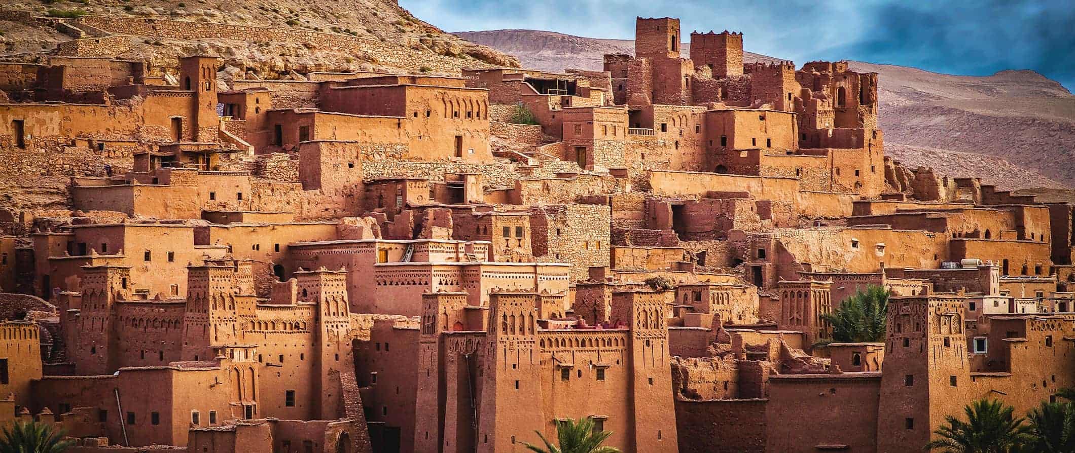 在美丽的摩洛哥，沿着斜坡山脊的传统砂岩建筑