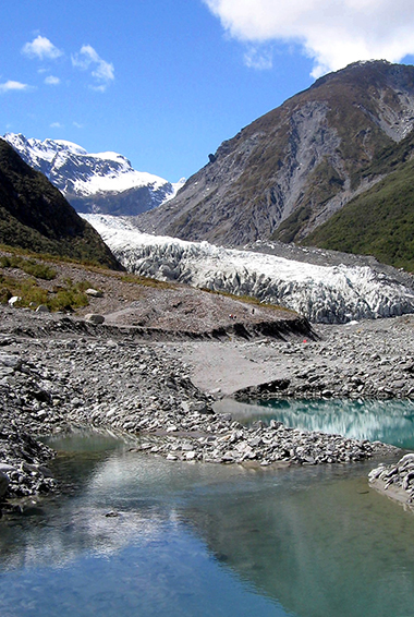 在新西兰弗朗茨约瑟夫冰川上的直升机徒步冒险