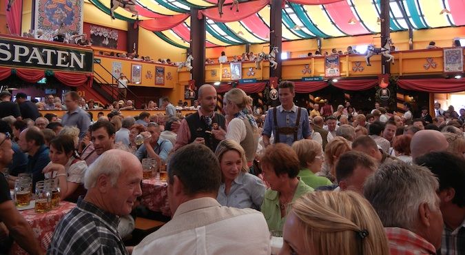 在慕尼黑非常受欢迎的啤酒节上，拥挤的竞技场帐篷