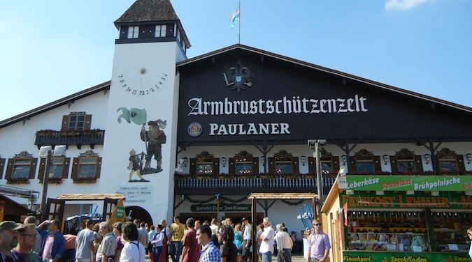 慕尼黑啤酒节上挤满了人的建筑物之一