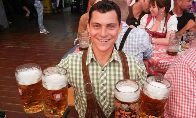 游牧民族马特在德国用许多啤酒庆祝啤酒节