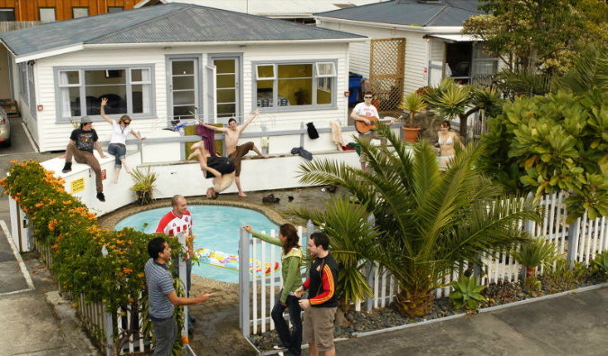 在新西兰的平房旅馆里，人们跳进游泳池