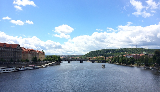 宽的河流流经Czechia布拉格,欧盟rope