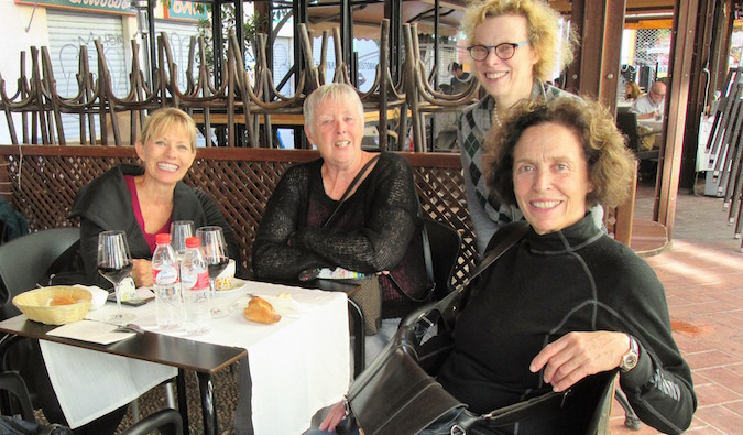 年长的女性旅行者在海外的一家餐馆相遇
