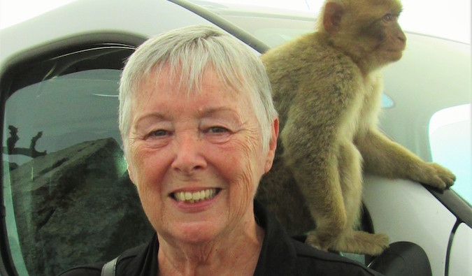 资深旅行者谢里尔在海外旅行时肩上扛着一只猴子