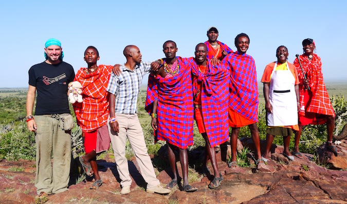 一位旅行者在肯尼亚与马萨伊人合影