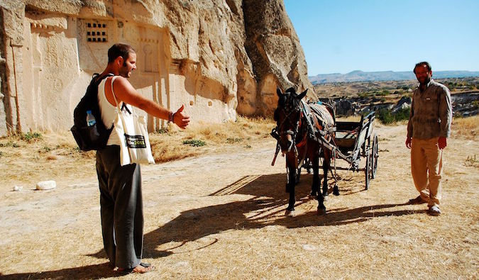 在中东搭马车和驴的便车