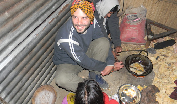 一个独自旅行者和寄宿家庭在海外的一个小木屋里做饭