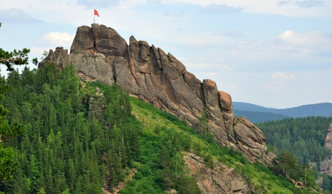 俄罗斯斯托布利自然保护区的绿色山丘和岩石山脉