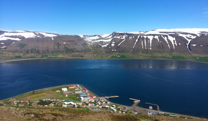 俯瞰冰岛西峡湾Thingeyri的景色