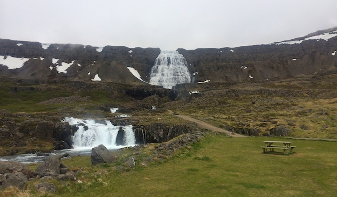 冰岛西峡湾的岩石上，一个孤独的瀑布