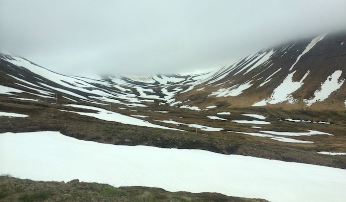 冰岛西峡湾的多雪多雾的山脉