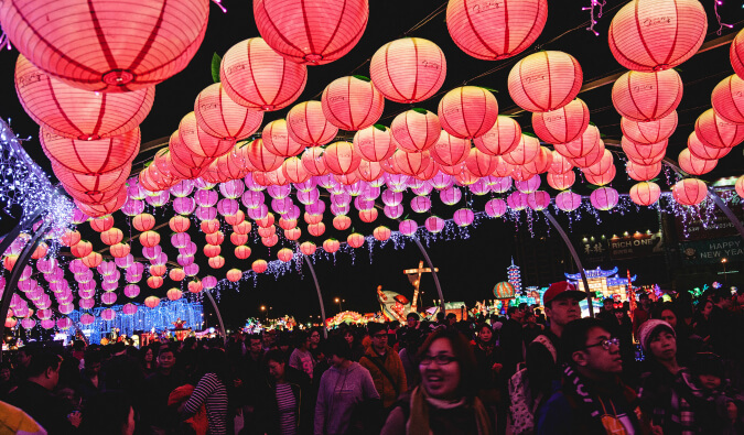 在台湾，人们在粉红色和红色的灯笼下庆祝元宵节