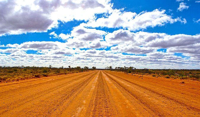 一条通往西澳大利亚地平线的土路