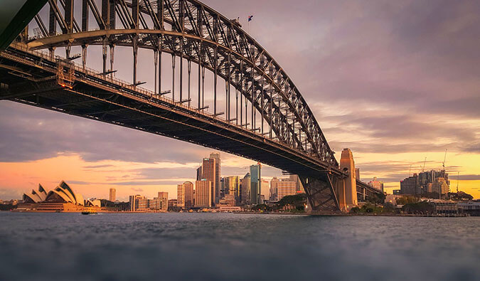 澳大利亚奥兹曼的一座横跨水面的桥