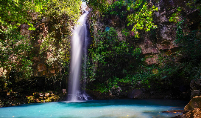 哥斯达黎加丛林中美丽的瀑布