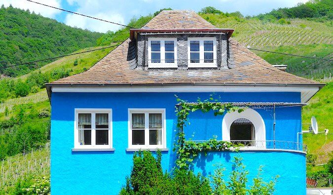 山上有一座蓝色的房子
