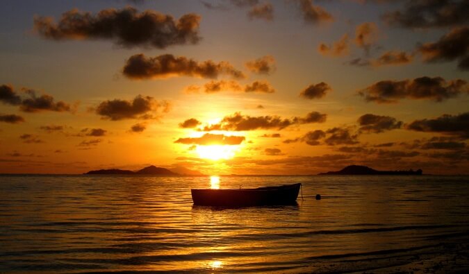 日落时小船在水中