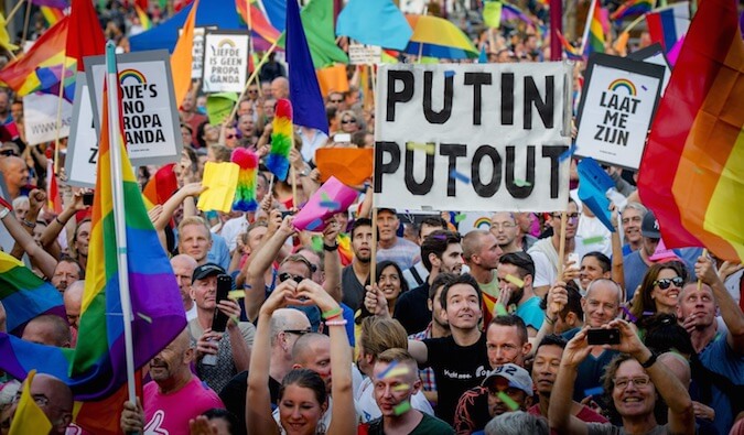 在俄罗斯，人们在LGBT权利抗议活动中高举标语