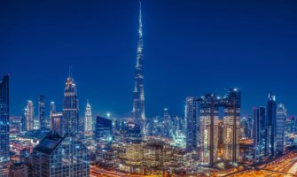迪拜夜晚高耸的现代天际线和哈利法塔