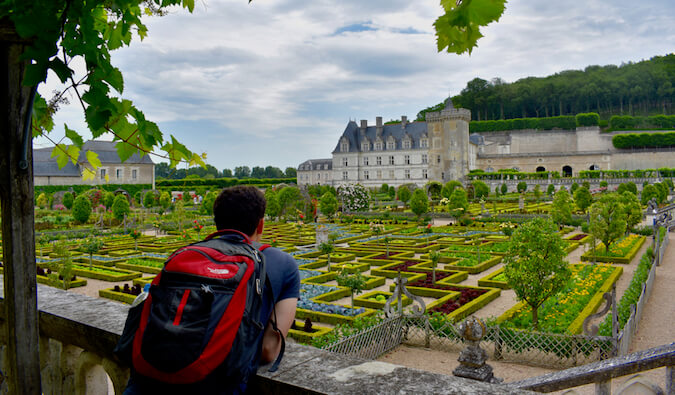 游牧的马特看着法国的城堡