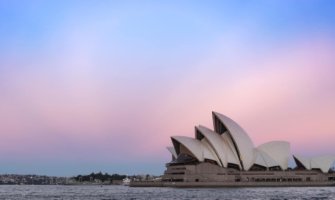 悉尼，澳大利亚歌剧院在多彩的夕阳下