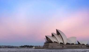 色彩斑斓的夕阳下的澳大利亚悉尼歌剧院