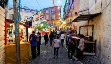 人们走在葡萄牙里斯本的市场街上