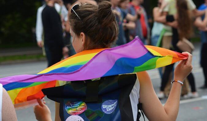 女同性恋在骄傲集会上举着同性恋骄傲旗