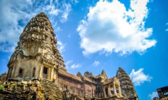 柬埔寨吴哥窟古建筑上方的蓝天