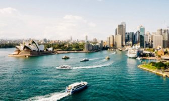 一艘渡船穿过澳大利亚悉尼美丽的港口