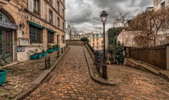 巴黎一条蜿蜒狭窄的鹅卵石街道