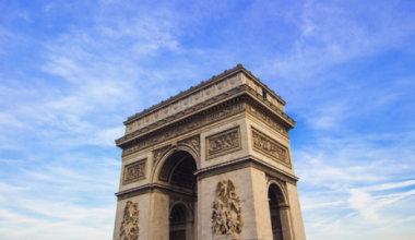 法国巴黎，凯旋门映衬着明亮的蓝天