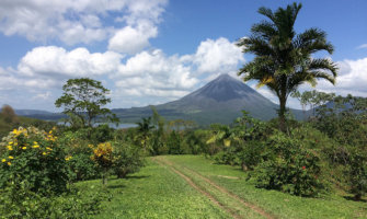 哥斯达黎加一座被群山和丛林包围的火山