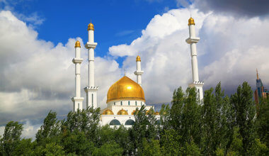 哈萨克斯坦一座有金色圆顶的清真寺