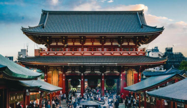 历史悠久、著名的浅草寺位于日本东京