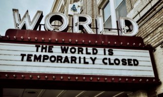 电影院的广告牌上写着世界已经关闭