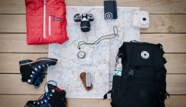 旅行用的地图、背包和其他装备