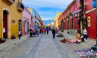 墨西哥瓦哈卡州狭窄多彩的街道