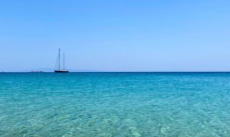 夏天，希腊西拉德群岛平静、清澈的海水