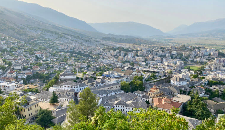 俯瞰阿尔巴尼亚一个被郁郁葱葱的群山环绕的小镇