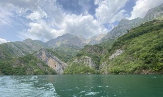 阿尔巴尼亚令人惊叹的水域，背景是群山