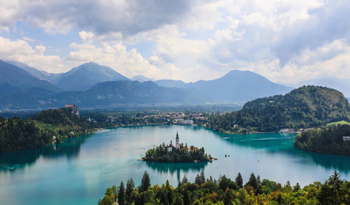 从空中俯瞰斯洛文尼亚的布莱德湖及其著名的城堡