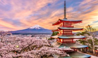 前景是一座高耸的彩色宝塔，远处是美丽的日本富士山