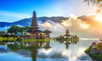 在美丽、阳光明媚的印度尼西亚巴厘岛，水边有一座历史悠久的寺庙
